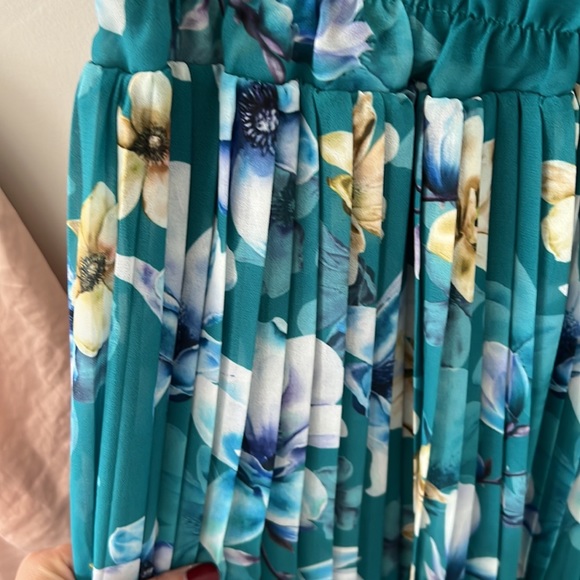 Midi pleated skirt and soft pink top - Picture 2 of 11